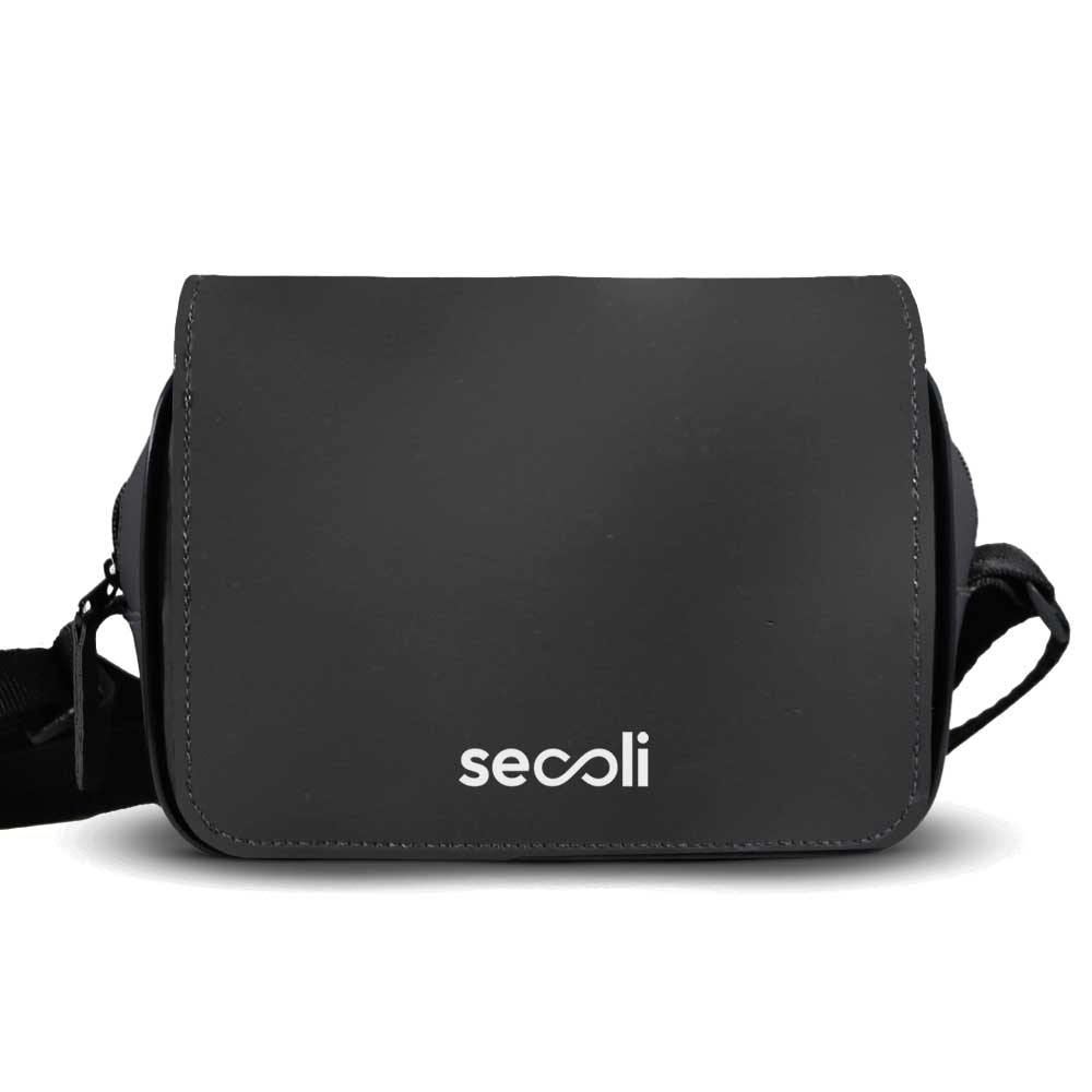 Bolsa Transversal com Aba Estruturada e Logo